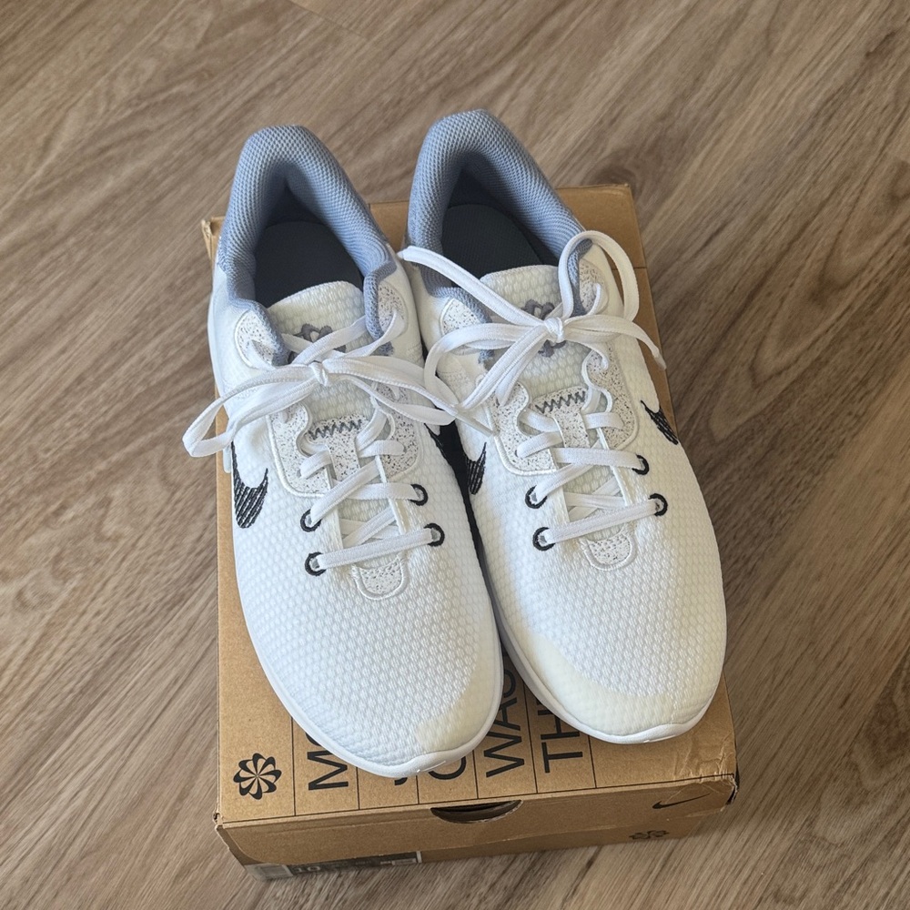 Nike Flex Experience RN 11 in White and Black - Picture 5 of 5